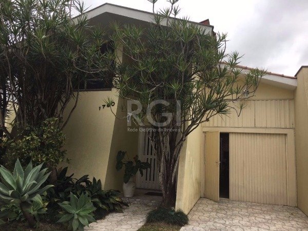 Casa com 609m², 3 dormitórios, 1 suíte, 5 vagas no bairro Pedra Redonda em Porto Alegre para Comprar