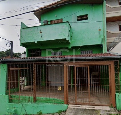 Casa com 360m², 3 dormitórios, 1 vaga no bairro Medianeira em Porto Alegre para Comprar