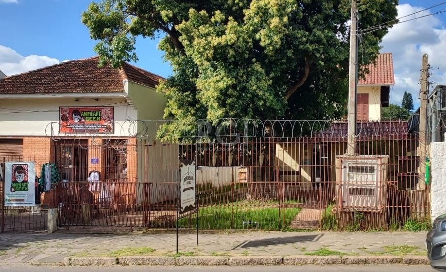 Casa com 700m², 2 dormitórios no bairro Tristeza em Porto Alegre para Comprar