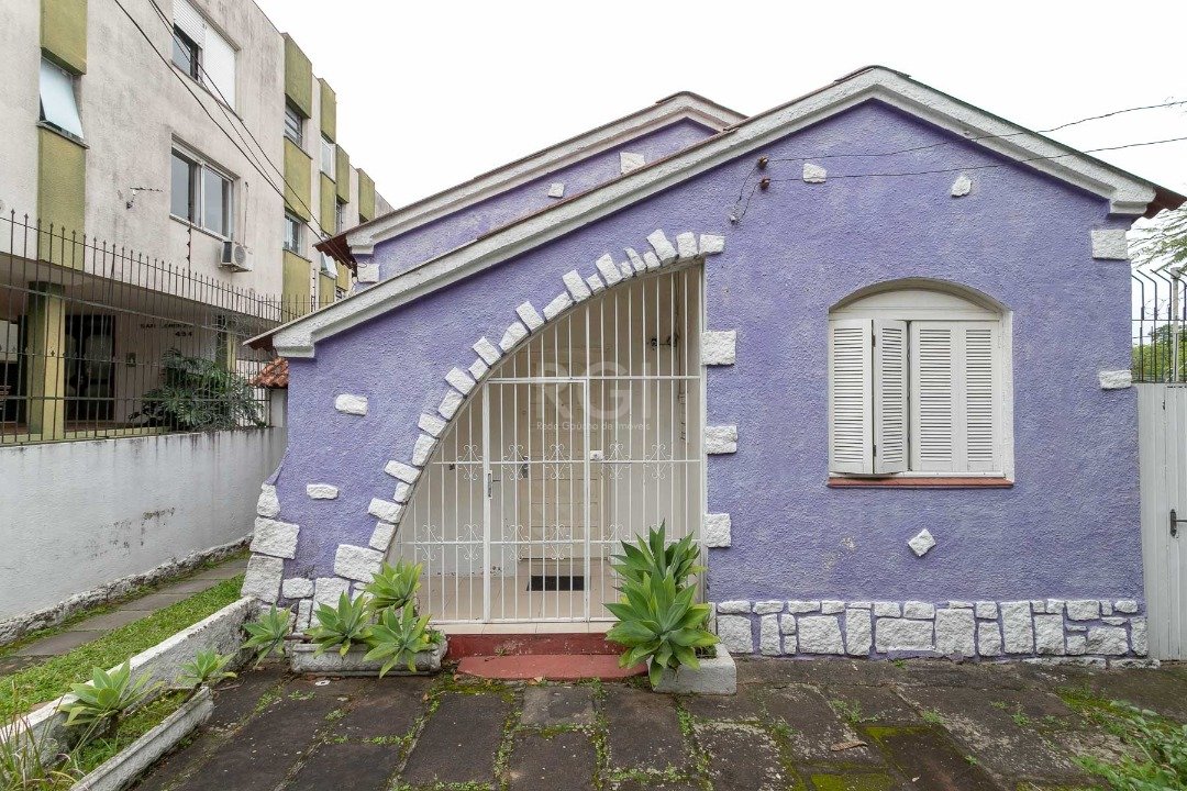 Casa com 374m², 5 dormitórios, 10 vagas no bairro Petrópolis em Porto Alegre para Comprar