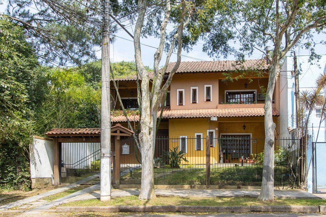 Casa com 300m², 3 dormitórios, 1 suíte, 4 vagas no bairro Nonoai em Porto Alegre para Comprar