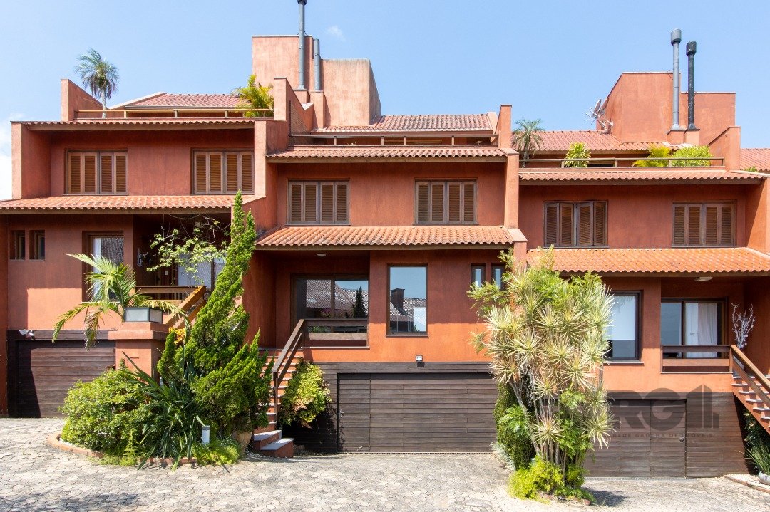 Casa Condominio com 384m², 4 dormitórios, 1 suíte, 3 vagas no bairro Cristal em Porto Alegre para Comprar