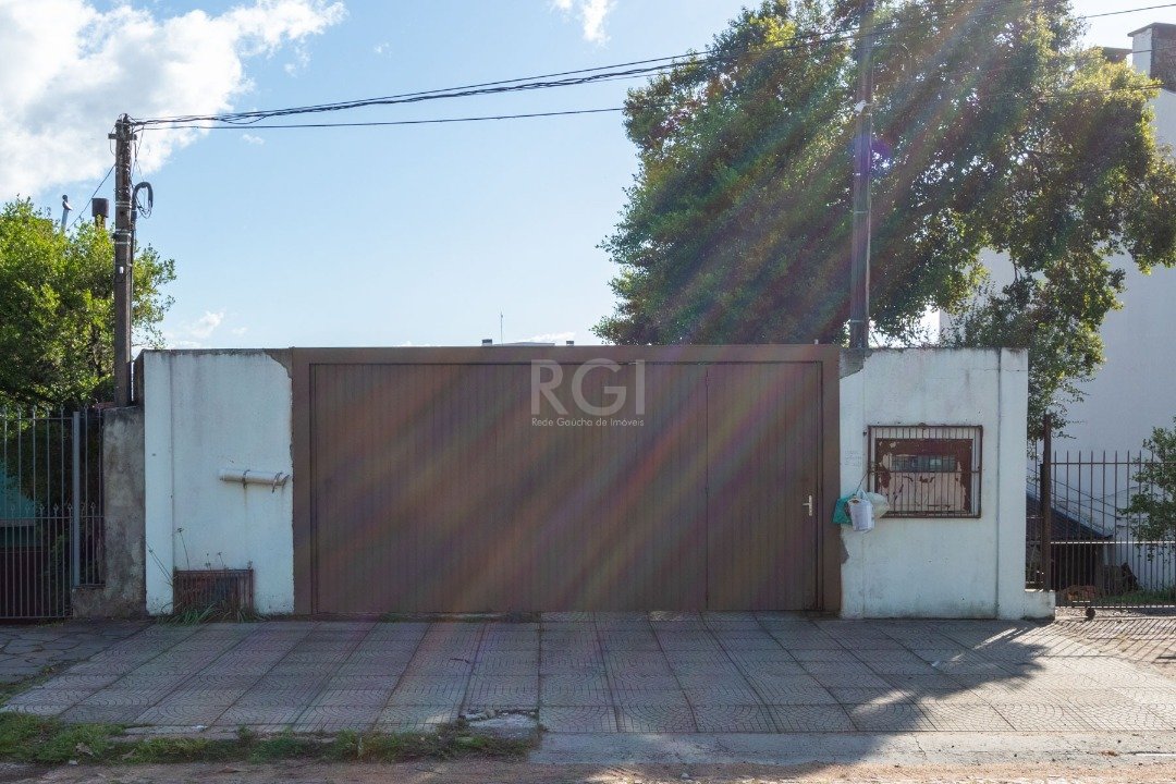 Casa com 240m², 6 dormitórios, 3 suítes, 2 vagas no bairro Glória em Porto Alegre para Comprar