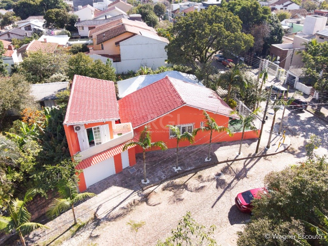 Casa com 197m², 3 dormitórios, 4 vagas no bairro Teresópolis em Porto Alegre para Comprar