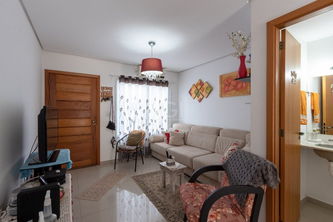 Casa com 83m², 2 dormitórios, 2 suítes, 1 vaga no bairro Espirito Santo em Porto Alegre para Comprar