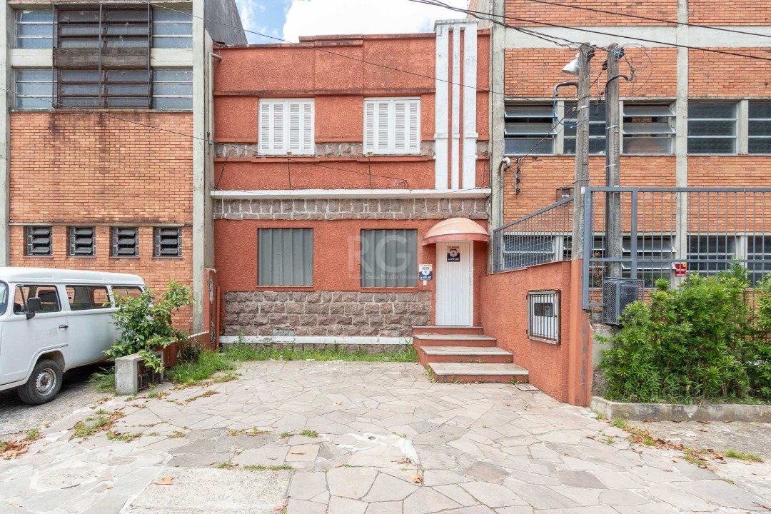 Casa com 232m², 3 dormitórios, 2 vagas no bairro Navegantes em Porto Alegre para Comprar