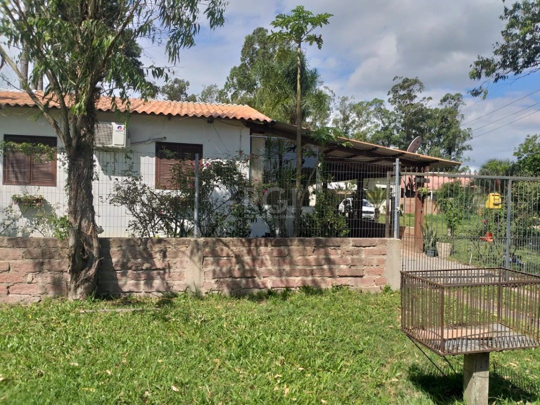 Casa com 121m², 4 dormitórios, 2 vagas no bairro São Caetano em Porto Alegre para Comprar