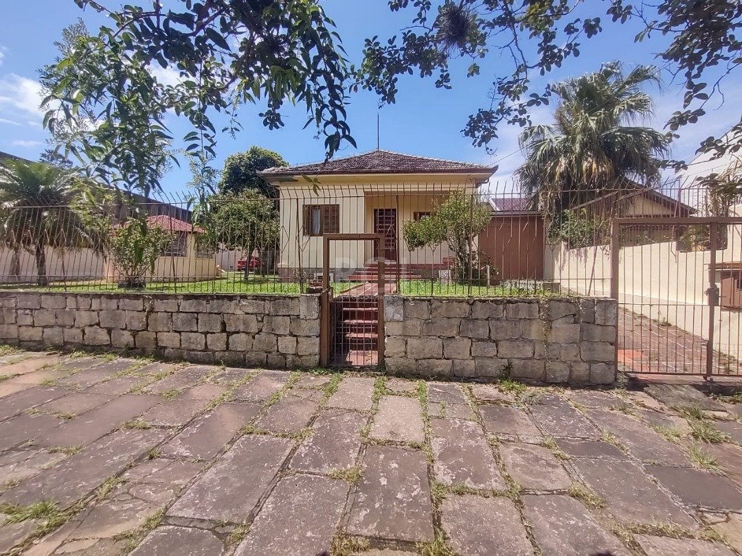 Casa com 265m², 3 dormitórios, 4 vagas no bairro Guarujá em Porto Alegre para Comprar