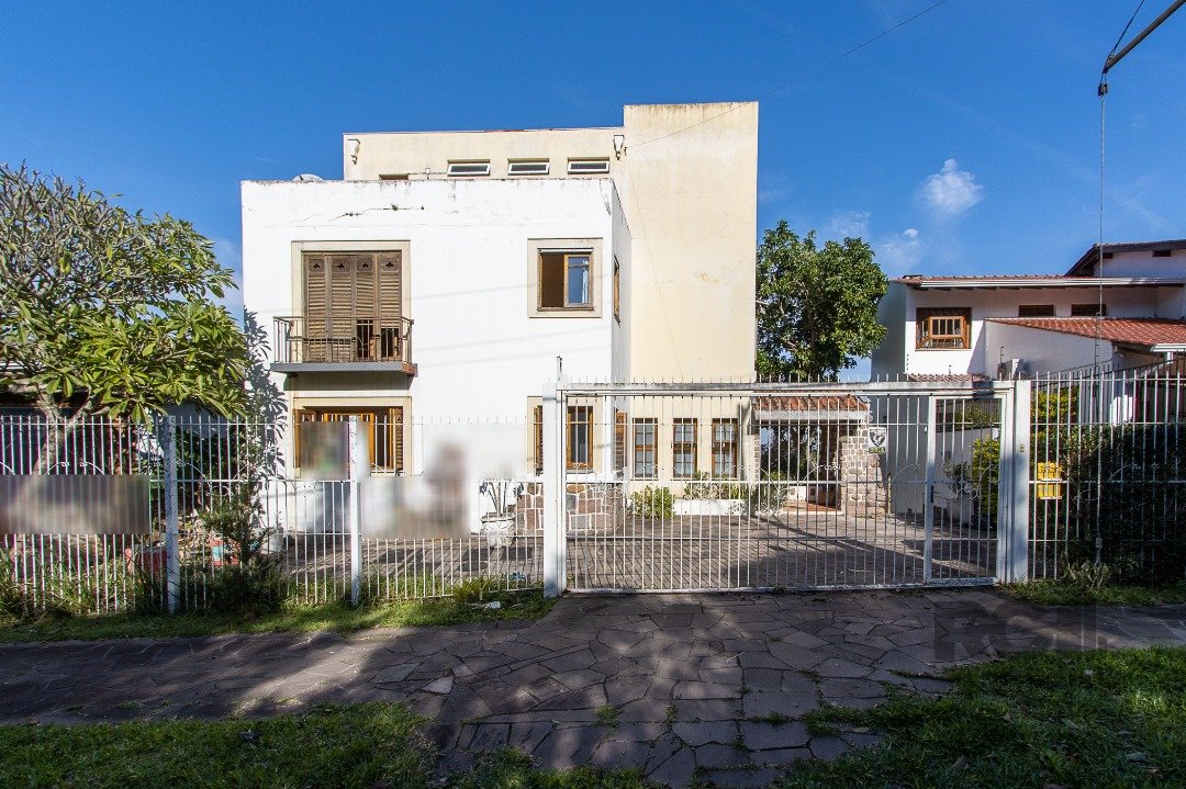 Casa com 380m², 4 dormitórios, 1 suíte, 4 vagas no bairro Vila Assunção em Porto Alegre para Comprar
