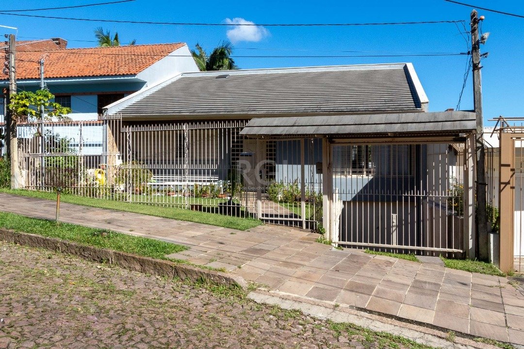 Casa com 400m², 5 dormitórios, 2 suítes, 4 vagas no bairro Vila Assunção em Porto Alegre para Comprar