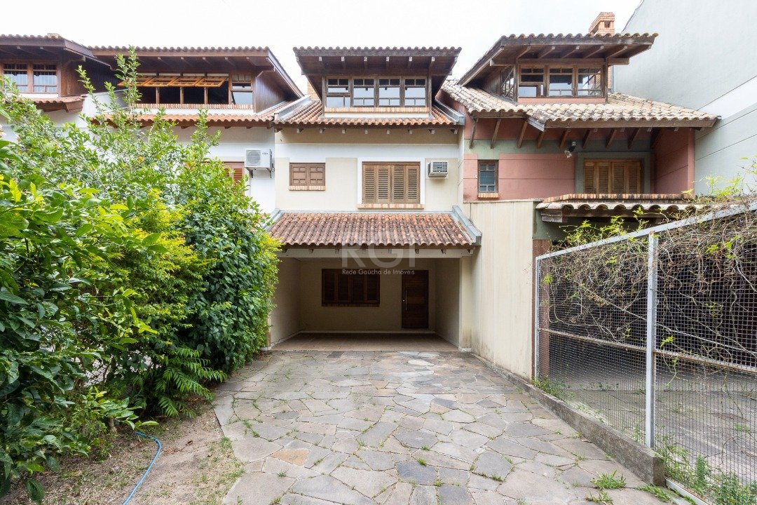 Casa com 181m², 3 dormitórios, 1 suíte, 2 vagas no bairro Jardim Isabel em Porto Alegre para Comprar