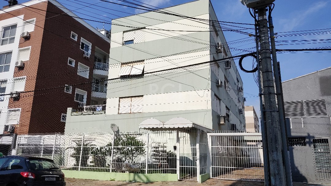 Apartamento com 82m², 2 dormitórios, 1 vaga no bairro Passo da Areia em Porto Alegre para Comprar