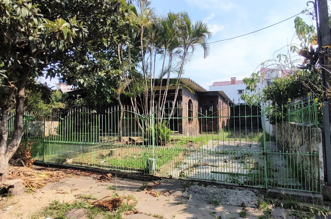 Casa com 190m², 3 dormitórios, 4 vagas no bairro Rubem Berta em Porto Alegre para Comprar