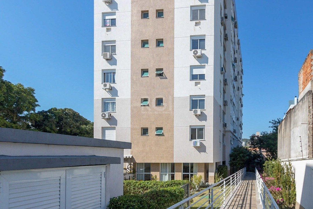 Apartamento com 58m², 2 dormitórios, 1 suíte, 1 vaga no bairro Tristeza em Porto Alegre para Comprar