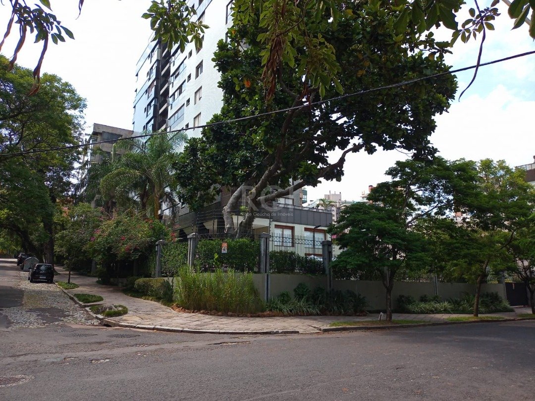 Apartamento com 138m², 3 dormitórios, 1 suíte, 2 vagas no bairro Bela Vista em Porto Alegre para Comprar