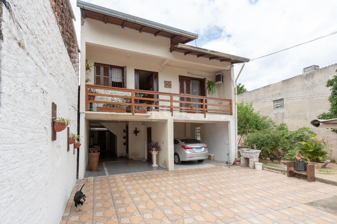 Casa com 161m², 3 dormitórios, 3 vagas no bairro Nonoai em Porto Alegre para Comprar