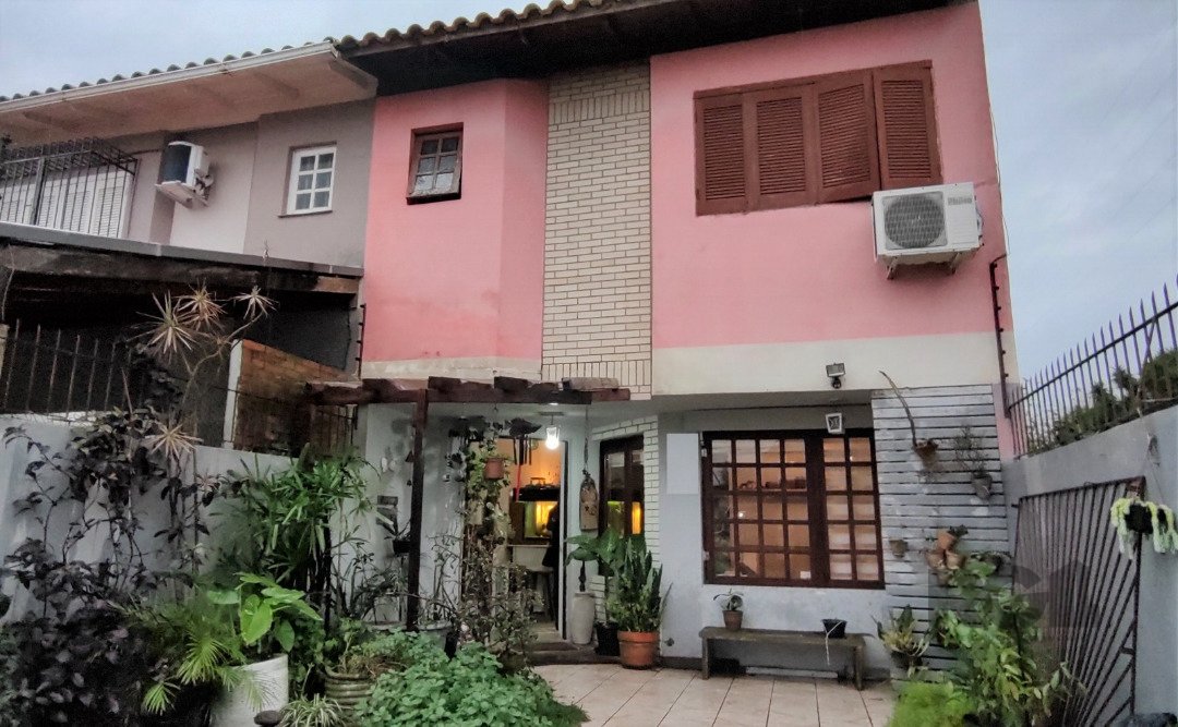 Casa com 116m², 3 dormitórios, 1 suíte, 2 vagas no bairro Guarujá em Porto Alegre para Comprar