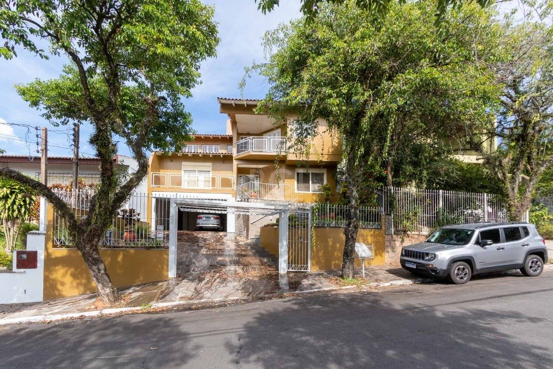 Casa à venda com 3 quartos, 289m² - Foto 1