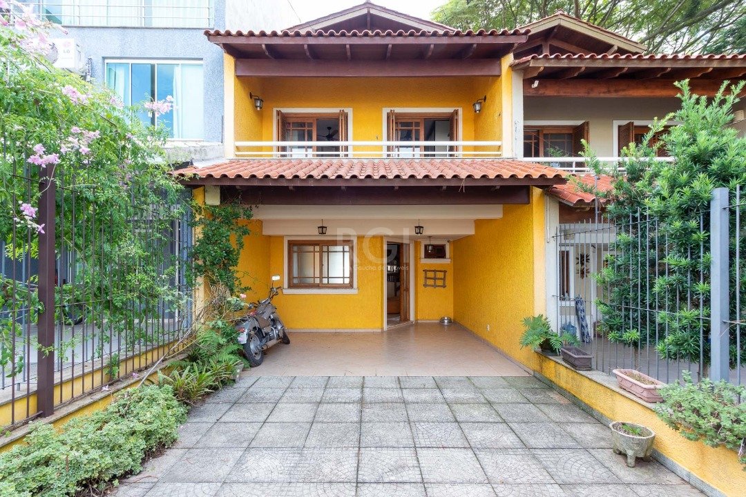 Casa com 195m², 3 dormitórios, 1 suíte, 2 vagas no bairro Espirito Santo em Porto Alegre para Comprar
