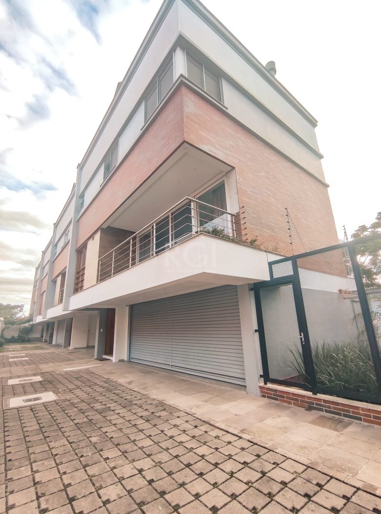 Casa Condominio com 233m², 3 dormitórios, 1 suíte, 2 vagas no bairro Vila Assunção em Porto Alegre para Comprar