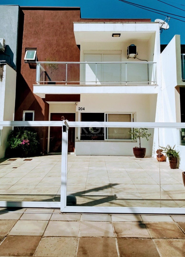 Casa com 173m², 3 dormitórios, 3 suítes, 2 vagas no bairro Hípica em Porto Alegre para Comprar