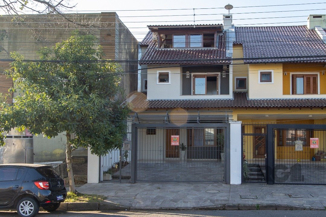 Casa com 300m², 5 dormitórios, 1 suíte, 4 vagas no bairro Portal do Guarujá em Porto Alegre para Comprar