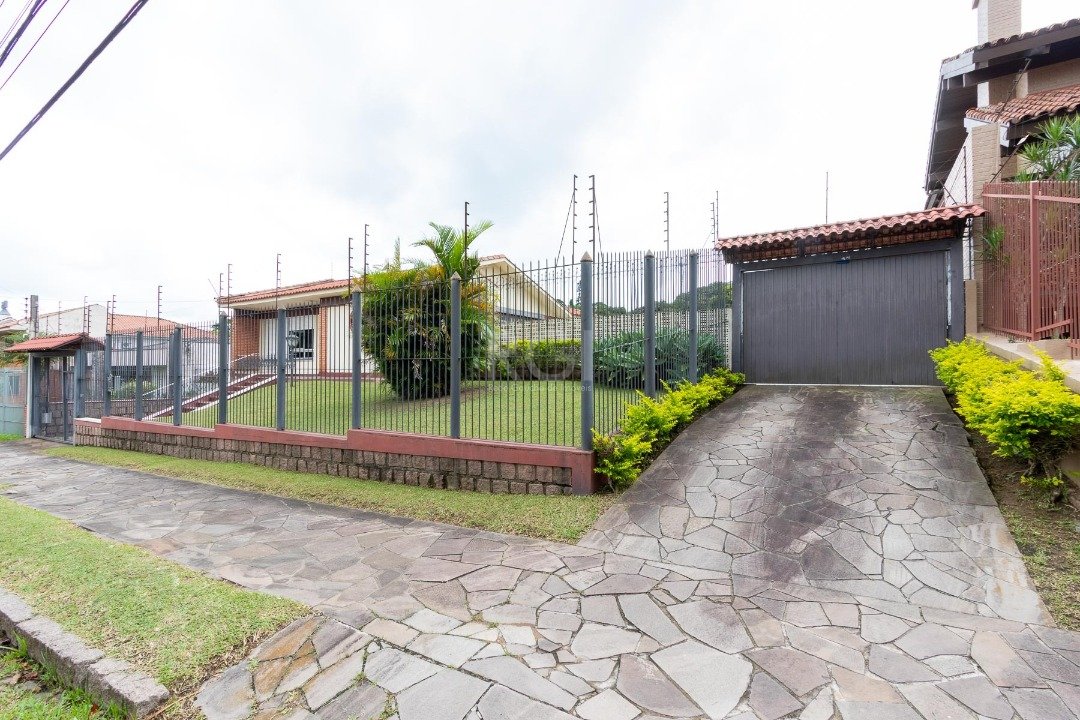 Casa com 280m², 4 dormitórios, 1 suíte, 3 vagas no bairro Vila Assunção em Porto Alegre para Comprar