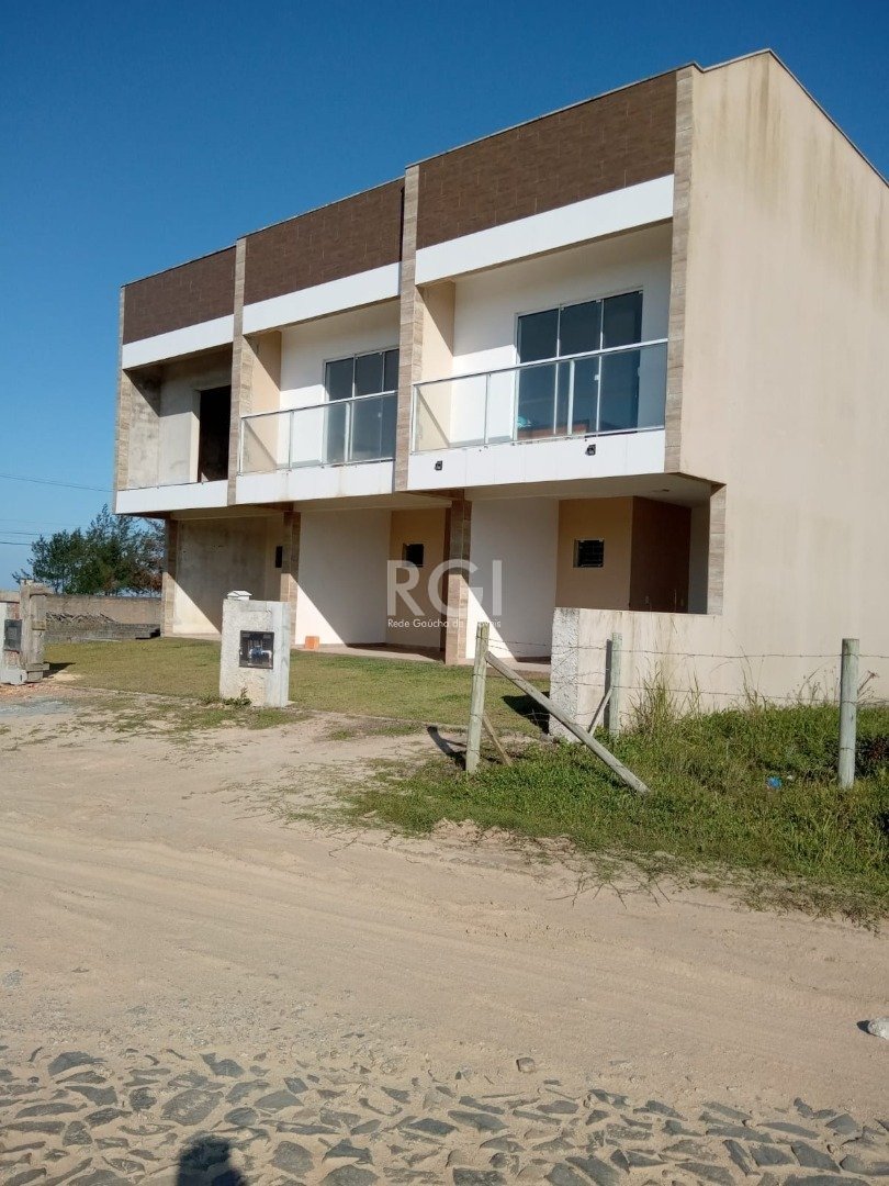 Casa com 120m², 3 dormitórios, 1 suíte, 2 vagas no bairro Itapiruba em Imbituba para Comprar