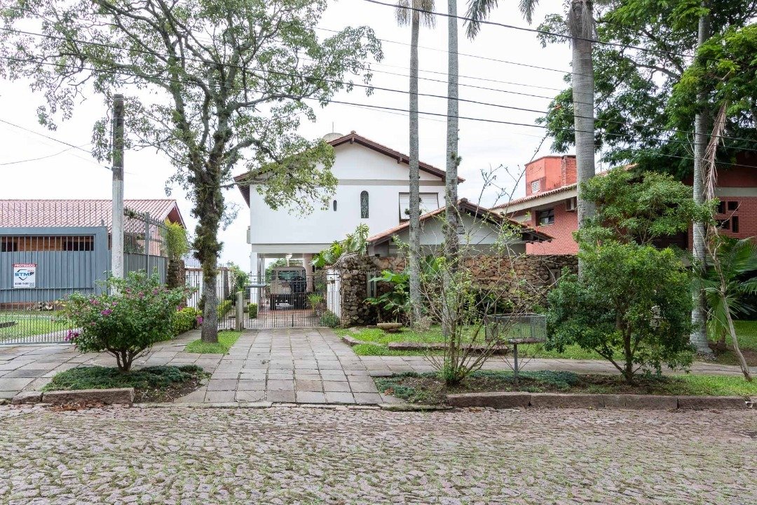 Casa com 256m², 3 dormitórios, 1 suíte, 4 vagas no bairro Vila Assunção em Porto Alegre para Comprar