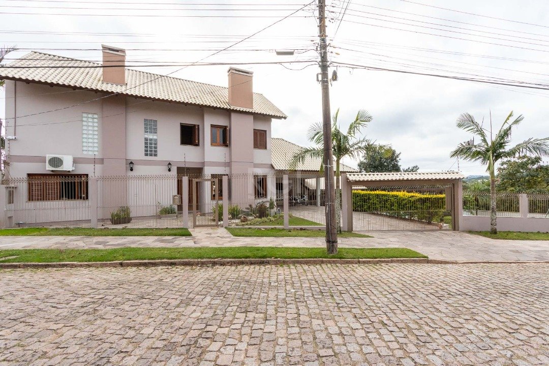 Casa com 296m², 3 dormitórios, 1 suíte, 4 vagas no bairro Espirito Santo em Porto Alegre para Comprar