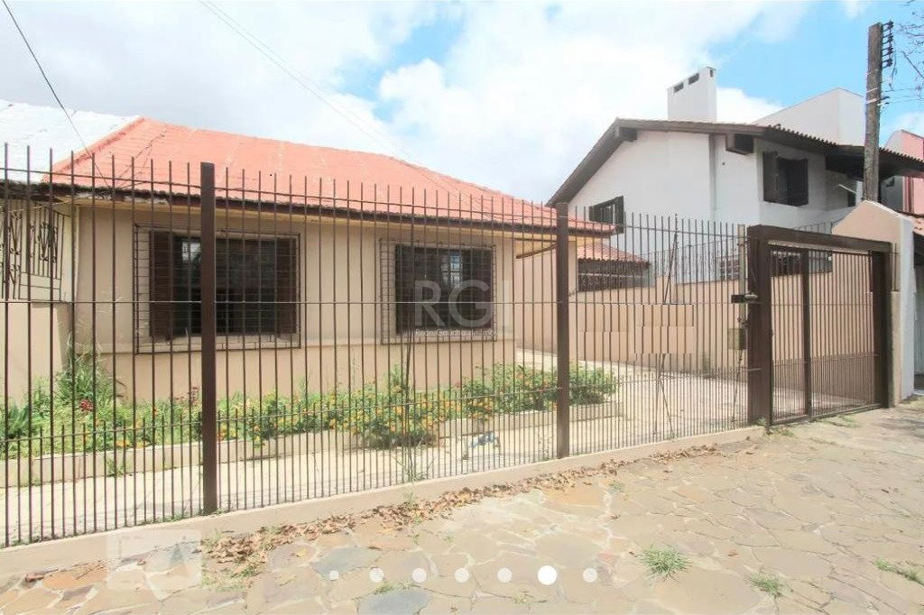 Casa com 195m², 3 dormitórios, 4 vagas no bairro Santa Maria Goretti em Porto Alegre para Comprar
