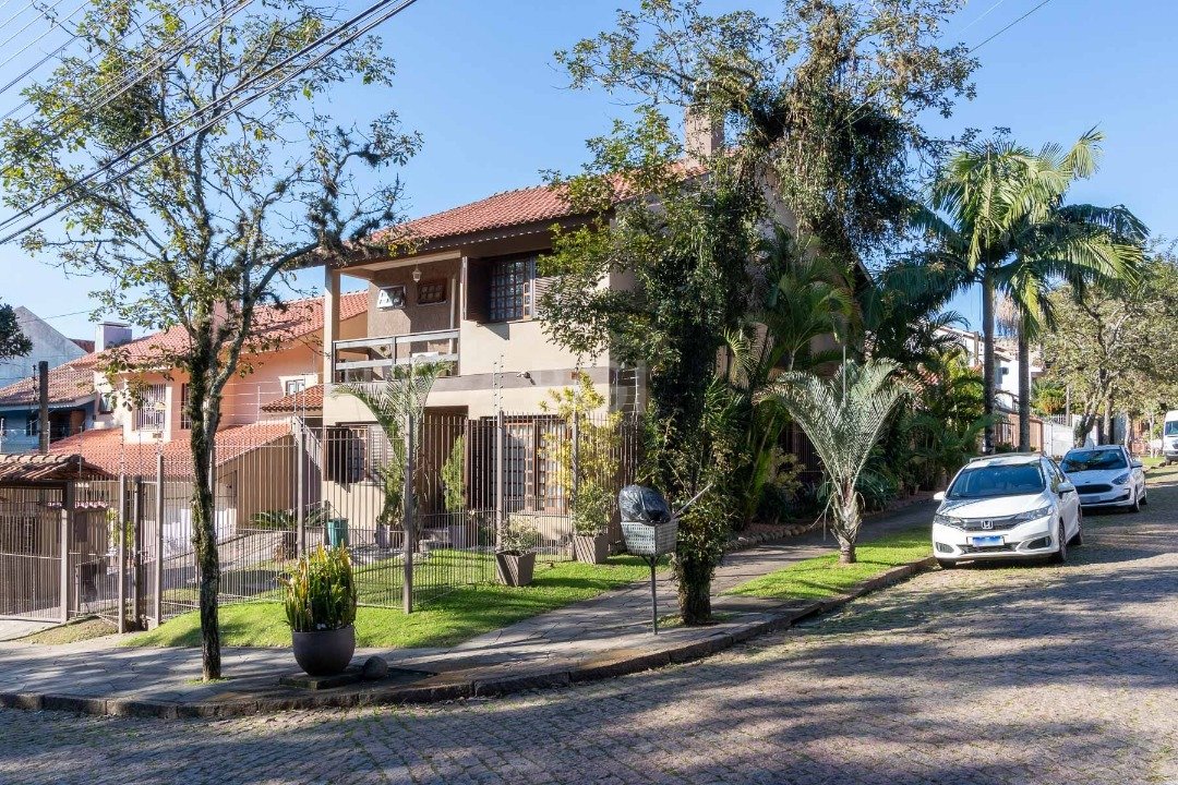 Casa com 258m², 4 dormitórios, 1 suíte, 3 vagas no bairro Espirito Santo em Porto Alegre para Comprar
