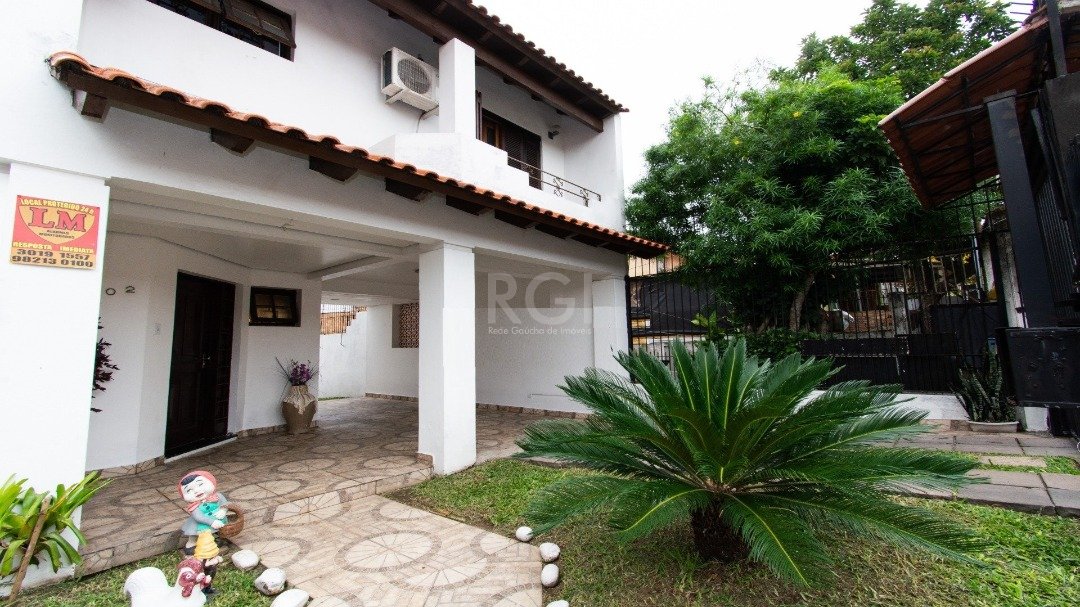 Casa com 238m², 3 dormitórios, 1 suíte, 3 vagas no bairro Camaquã em Porto Alegre para Comprar
