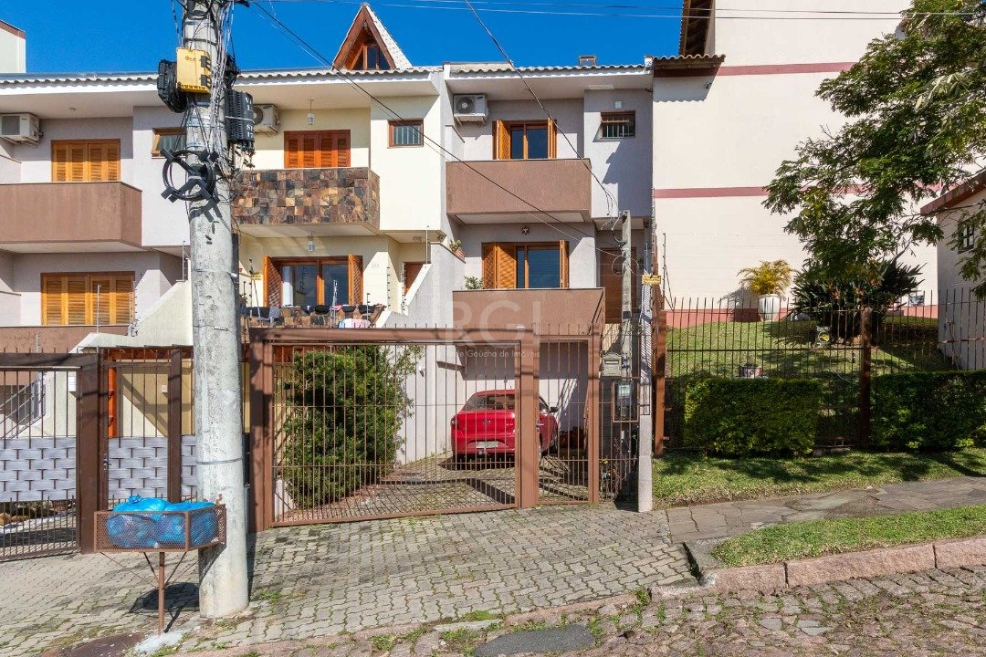 Casa com 167m², 3 dormitórios, 1 suíte, 2 vagas no bairro Espirito Santo em Porto Alegre para Comprar