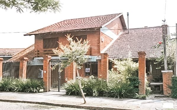 Casa com 404m², 4 dormitórios, 1 suíte, 7 vagas no bairro Vila Assunção em Porto Alegre para Comprar