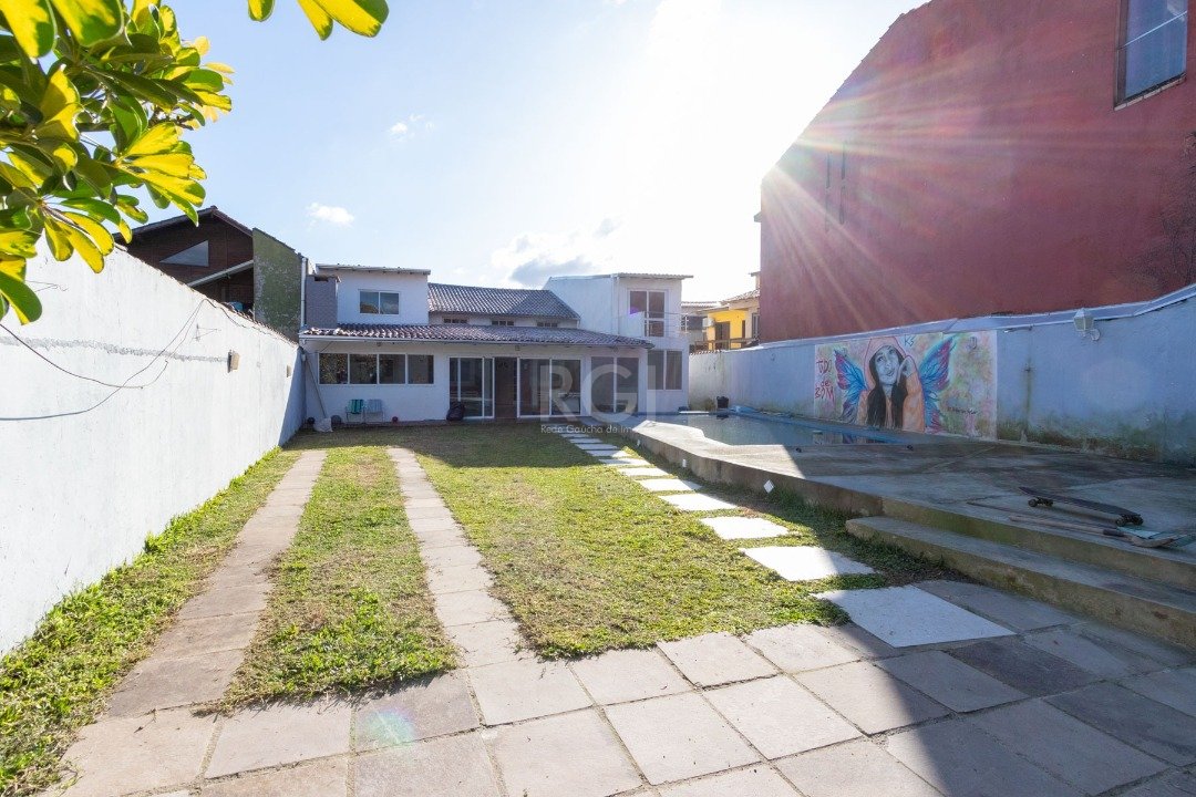 Casa com 120m², 4 dormitórios, 1 suíte, 3 vagas no bairro Guarujá em Porto Alegre para Comprar