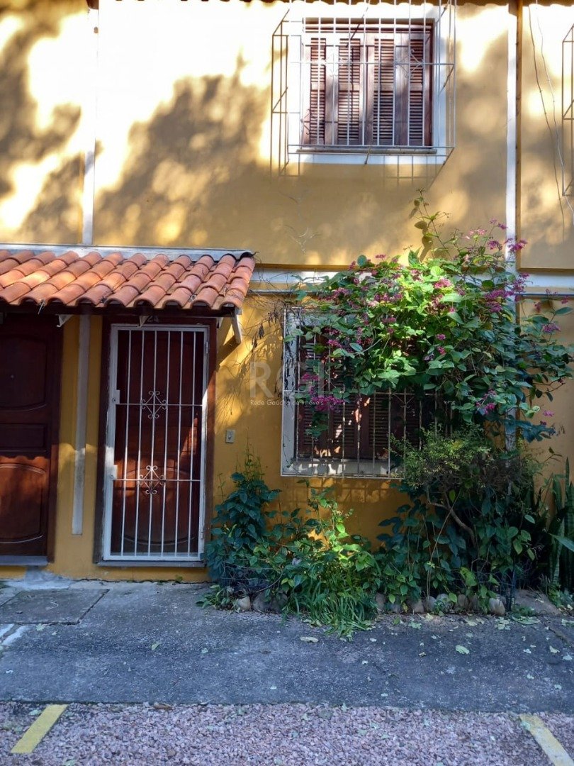 Casa Condominio com 56m², 2 dormitórios, 1 vaga no bairro Ipanema em Porto Alegre para Comprar