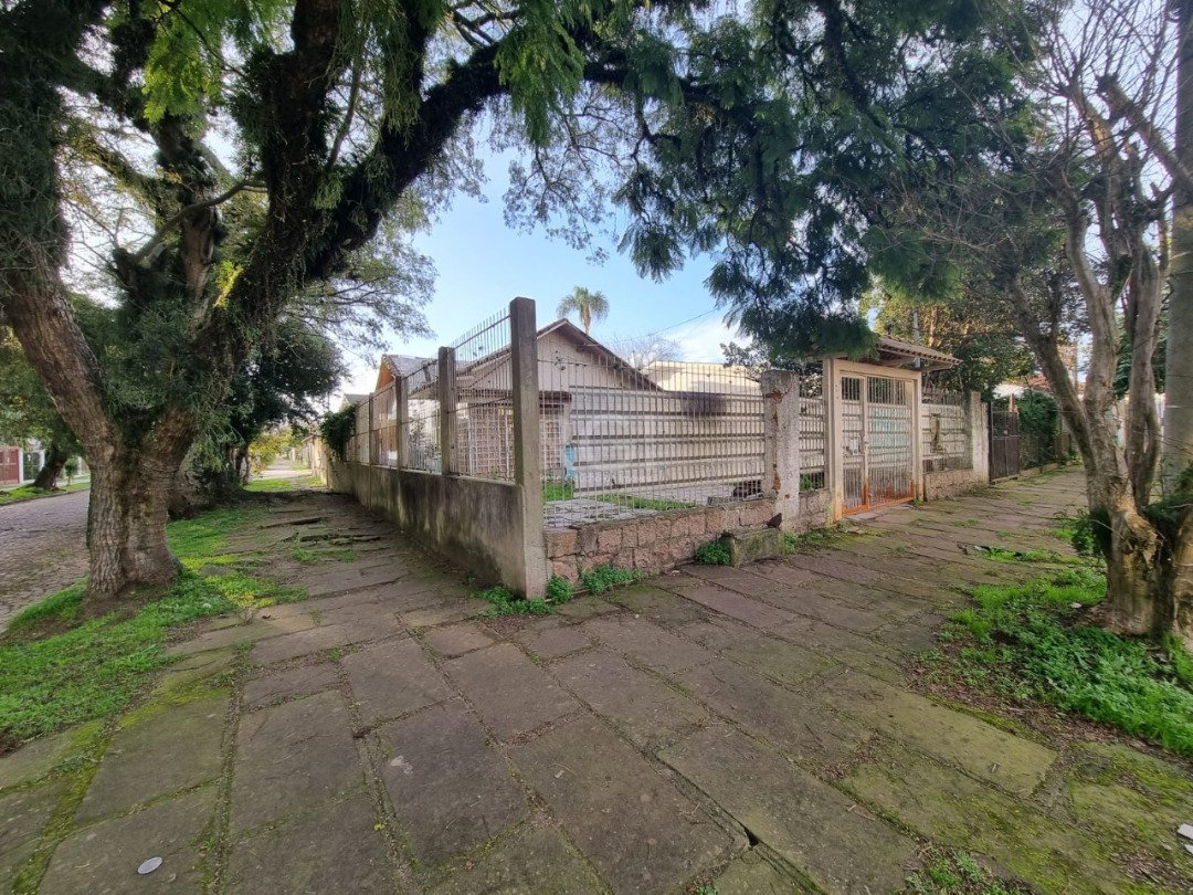 Casa com 77m², 4 dormitórios, 2 vagas no bairro Ipanema em Porto Alegre para Comprar