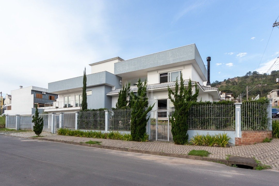 Casa com 377m², 4 dormitórios, 3 suítes, 3 vagas no bairro Guarujá em Porto Alegre para Comprar