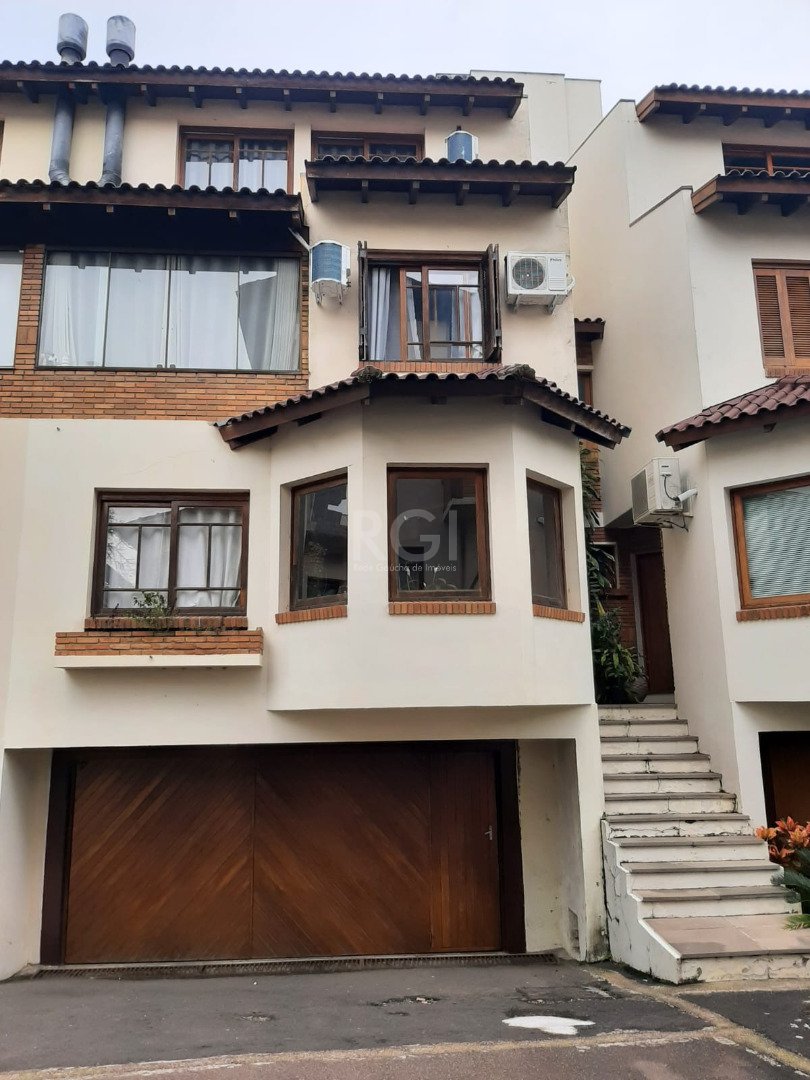 Casa Condominio com 254m², 4 dormitórios, 2 suítes, 2 vagas no bairro Vila Assunção em Porto Alegre para Comprar