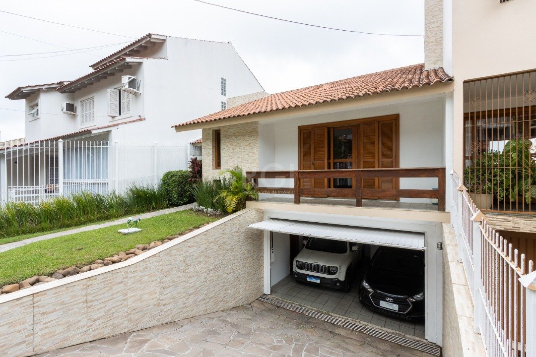 Casa com 208m², 3 dormitórios, 1 suíte, 2 vagas no bairro Espirito Santo em Porto Alegre para Comprar