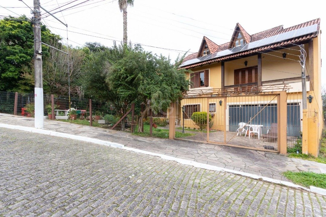 Casa Condominio com 386m², 3 dormitórios, 2 suítes, 2 vagas no bairro Espirito Santo em Porto Alegre para Comprar