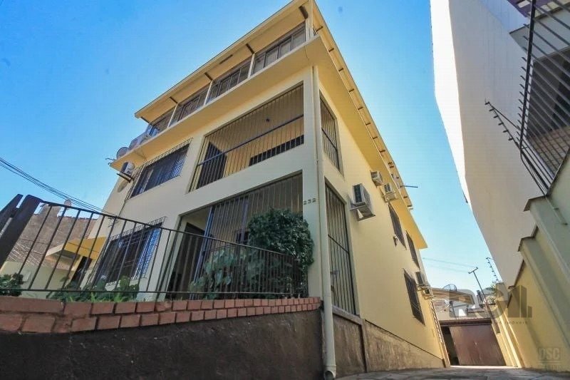 Casa com 312m², 3 dormitórios no bairro Nonoai em Porto Alegre para Comprar